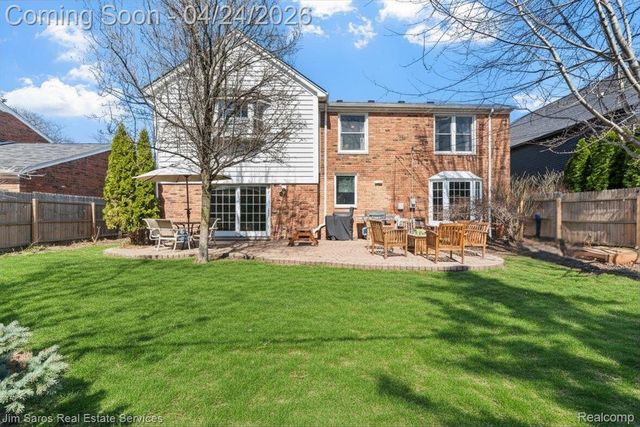 919 Cook Road, Grosse Pointe Woods, MI 48236