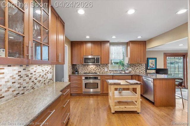 919 Cook Road, Grosse Pointe Woods, MI 48236