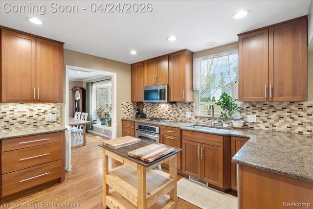 919 Cook Road, Grosse Pointe Woods, MI 48236