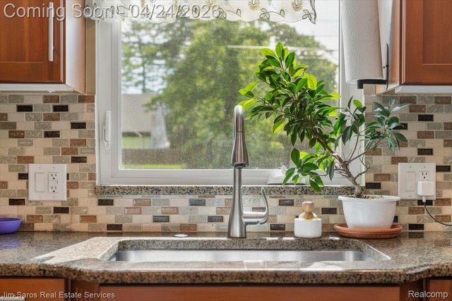 919 Cook Road, Grosse Pointe Woods, MI 48236
