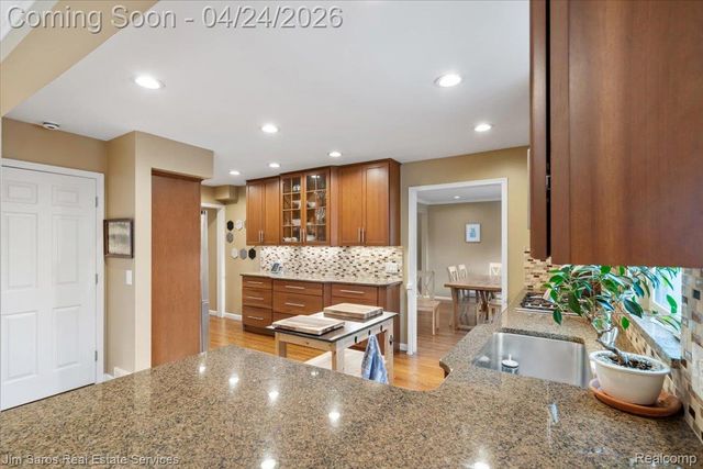 919 Cook Road, Grosse Pointe Woods, MI 48236