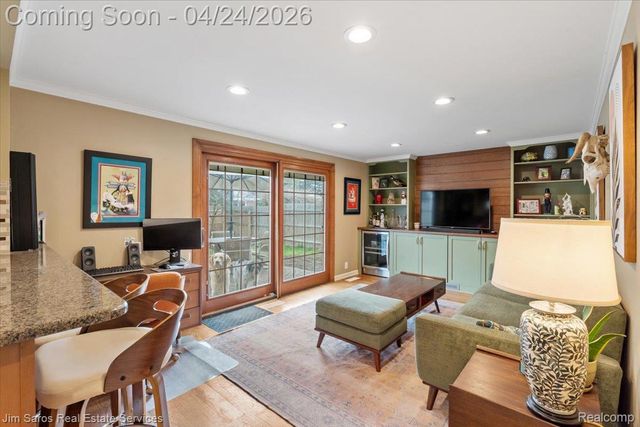 919 Cook Road, Grosse Pointe Woods, MI 48236