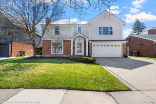 919 Cook Road, Grosse Pointe Woods, MI 48236