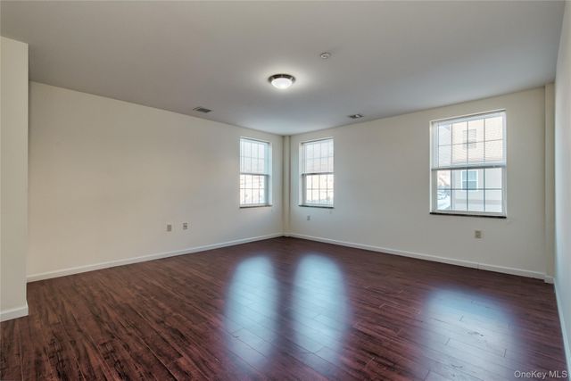 200 Carney Street 305, Glen Cove, NY 11542