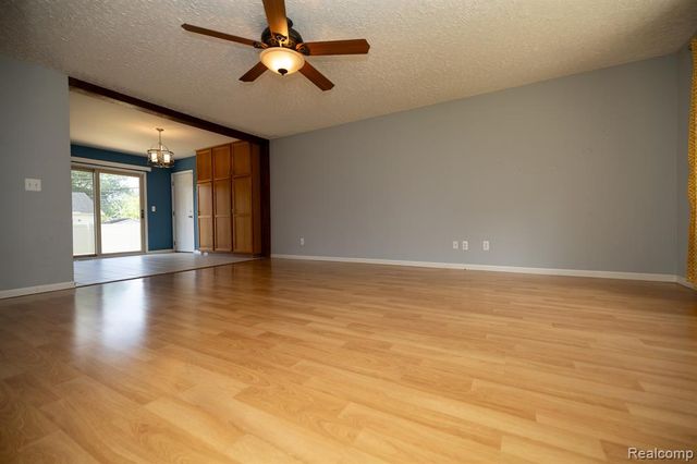 9185 Ashdown Avenue, White Lake, MI 48386