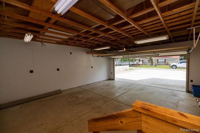 9185 Ashdown Avenue, White Lake, MI 48386