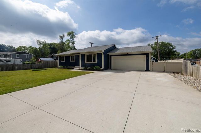 9185 Ashdown Avenue, White Lake, MI 48386
