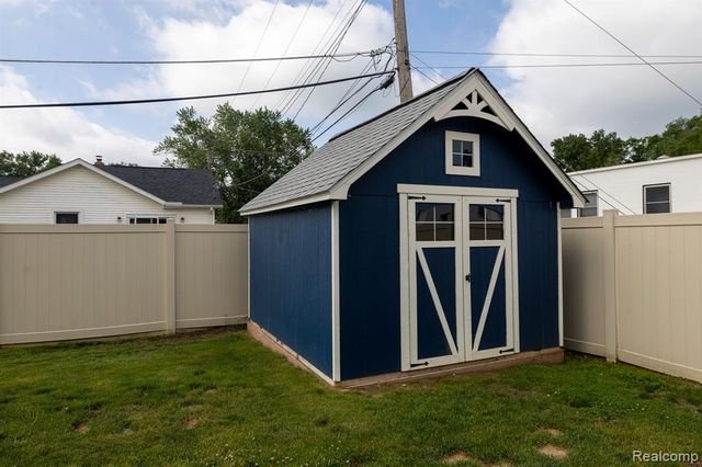 9185 Ashdown Avenue, White Lake, MI 48386