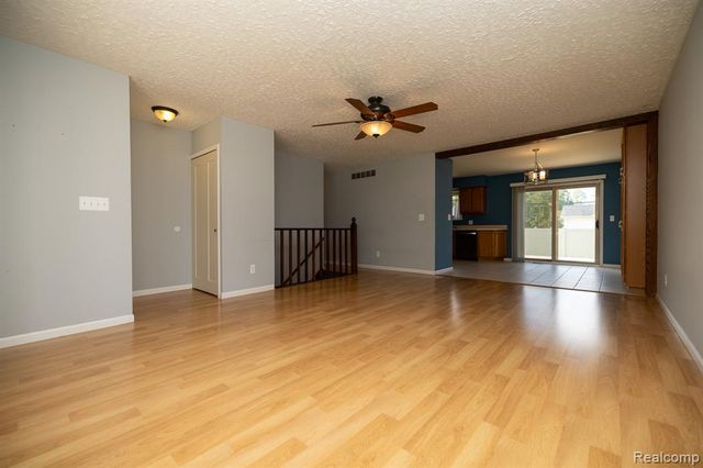 9185 Ashdown Avenue, White Lake, MI 48386