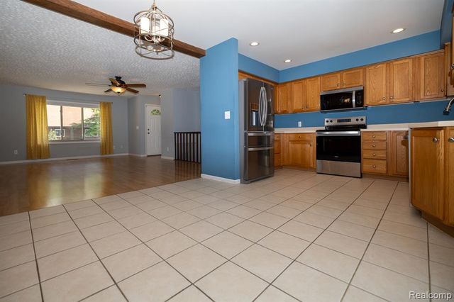 9185 Ashdown Avenue, White Lake, MI 48386