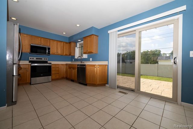 9185 Ashdown Avenue, White Lake, MI 48386