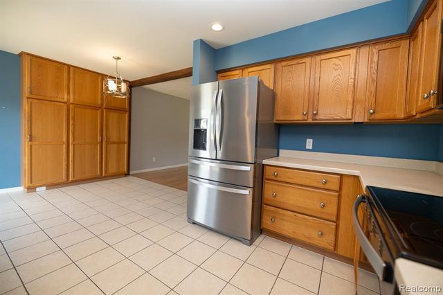 9185 Ashdown Avenue, White Lake, MI 48386