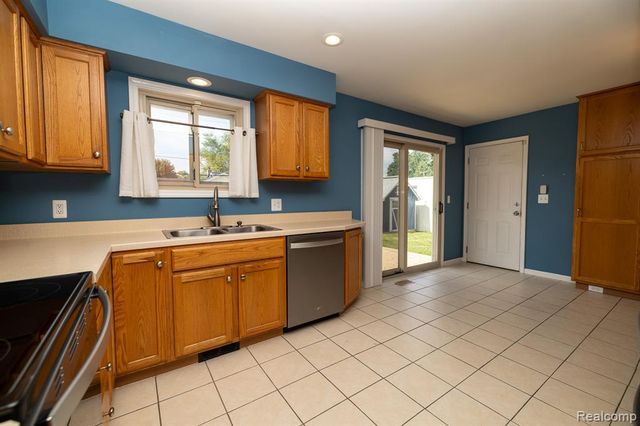 9185 Ashdown Avenue, White Lake, MI 48386