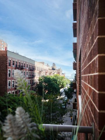 300 E 95th St Apt 5A, New York City, NY 10128