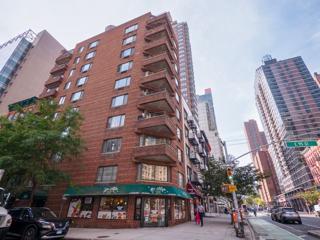 300 E 95th St Apt 5A, New York City, NY 10128