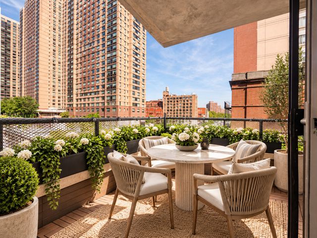 300 E 95th St Apt 5A, New York City, NY 10128