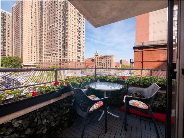 300 E 95th St Apt 5A, New York City, NY 10128