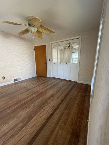 19 Calumet Ave, Worcester, MA 01606