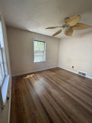 19 Calumet Ave, Worcester, MA 01606