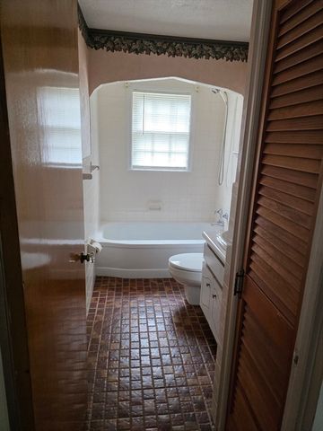 19 Calumet Ave, Worcester, MA 01606