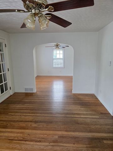 19 Calumet Ave, Worcester, MA 01606