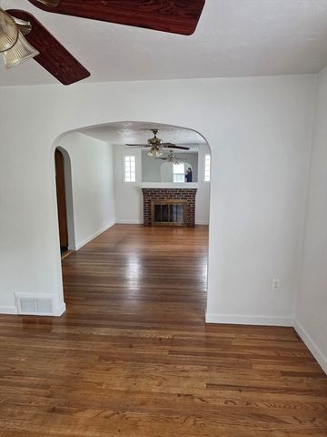 19 Calumet Ave, Worcester, MA 01606