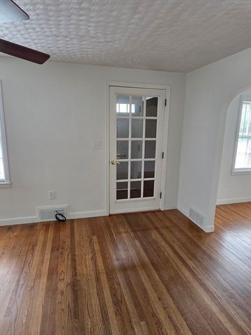 19 Calumet Ave, Worcester, MA 01606