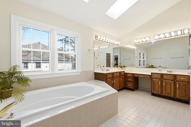 1800 SUNNY CREEK CV, Vienna, VA 22182