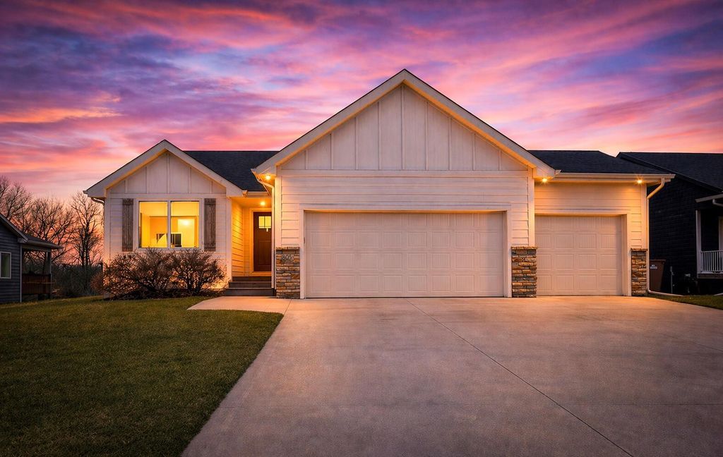 605 E Vista Lake Avenue, Polk City, IA 50226