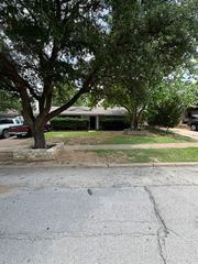 430 W Phillips Court, Grand Prairie, TX 75051