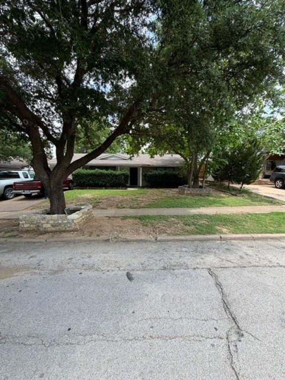 430 W Phillips Court, Grand Prairie, TX 75051