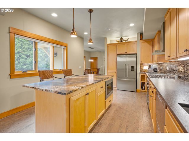 3017 LORD BYRON Pl, Eugene, OR 97408