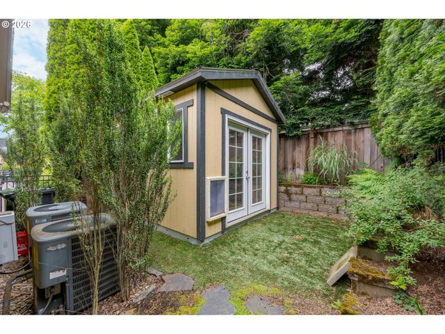 3017 LORD BYRON Pl, Eugene, OR 97408