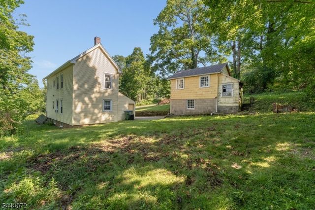 9 Central St, Lebanon Boro, NJ 08833