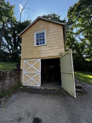 9 Central St, Lebanon Boro, NJ 08833