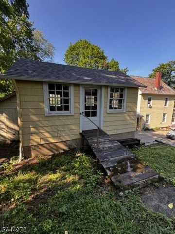 9 Central St, Lebanon Boro, NJ 08833
