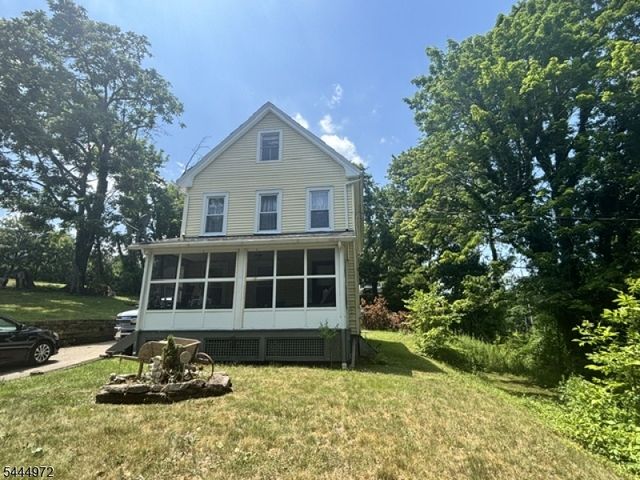 9 Central St, Lebanon Boro, NJ 08833