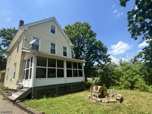 9 Central St, Lebanon Boro, NJ 08833