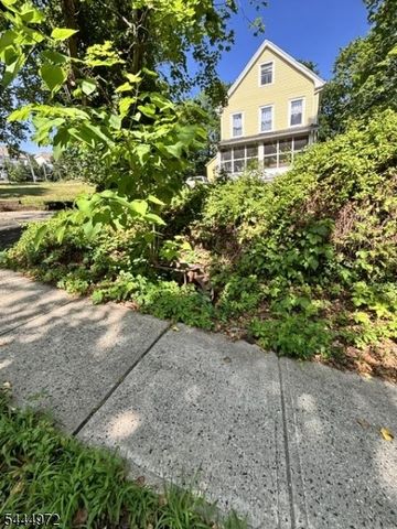 9 Central St, Lebanon Boro, NJ 08833