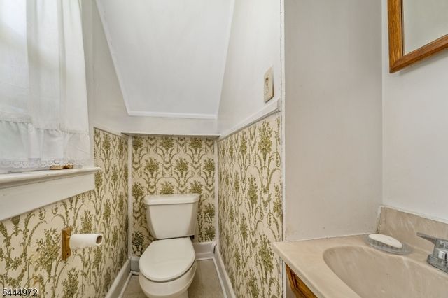 9 Central St, Lebanon Boro, NJ 08833