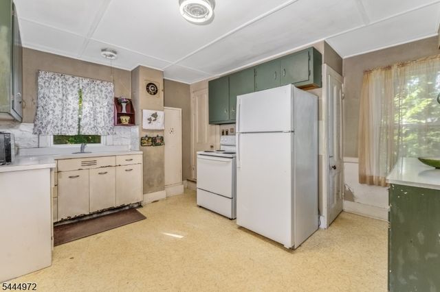 9 Central St, Lebanon Boro, NJ 08833