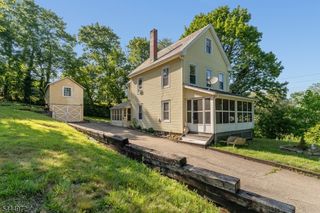 9 Central St, Lebanon Boro, NJ 08833