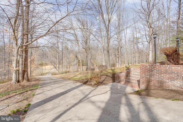 11711 LAKEWOOD LN, Fairfax Station, VA 22039