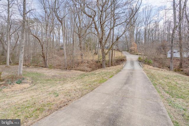 11711 LAKEWOOD LN, Fairfax Station, VA 22039