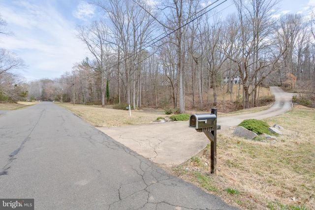 11711 LAKEWOOD LN, Fairfax Station, VA 22039