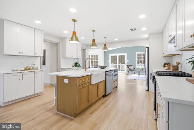 11711 LAKEWOOD LN, Fairfax Station, VA 22039