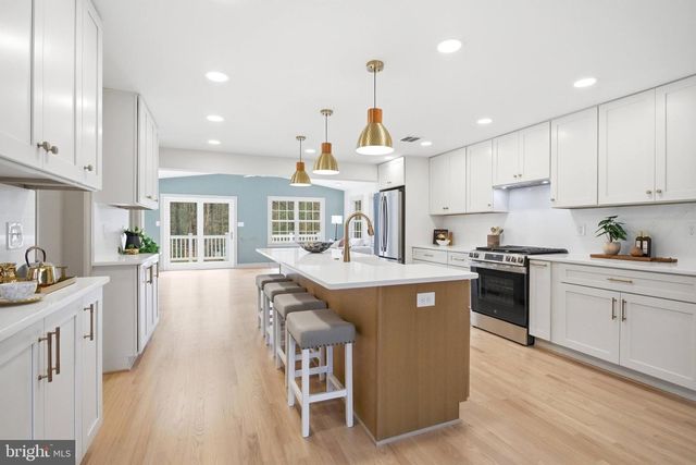 11711 LAKEWOOD LN, Fairfax Station, VA 22039