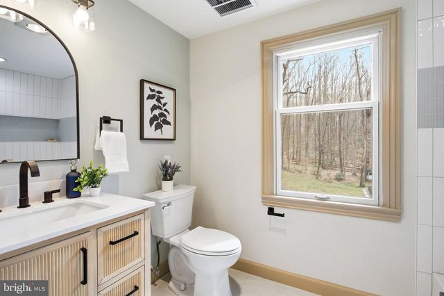 11711 LAKEWOOD LN, Fairfax Station, VA 22039