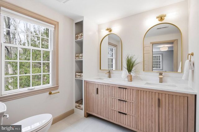 11711 LAKEWOOD LN, Fairfax Station, VA 22039