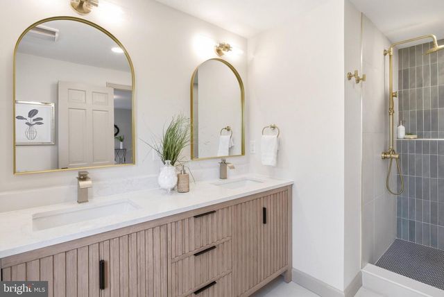 11711 LAKEWOOD LN, Fairfax Station, VA 22039